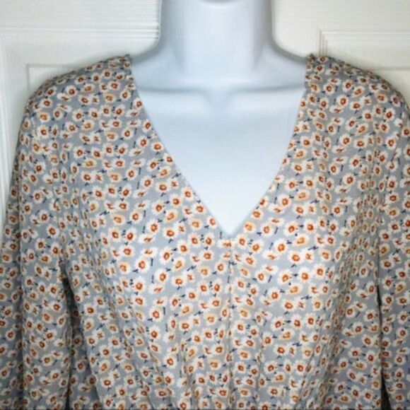 Francesca’s Carissa Front Tie Knot Cropped Floral Top Gray S - Picture 3 of 11